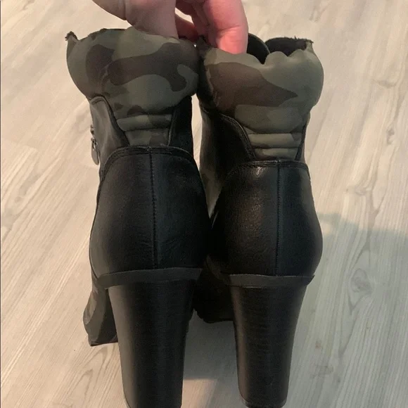 Chunky Heeled Green and Black Boots with Lace-Up Design - Picture 4 of 7